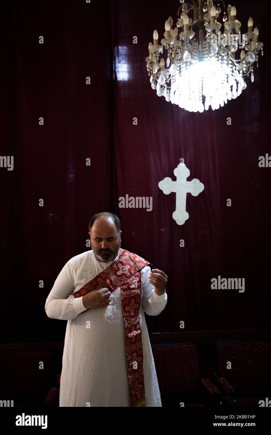 Christian von der Gemeinde Mariam al-Adra in ihrer Kirche in Qamischli in Syrien (Foto: Sebastian Backhaus/NurPhoto) Stockfoto