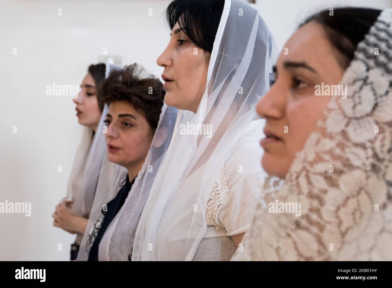 Christian von der Gemeinde Mariam al-Adra in ihrer Kirche in Qamischli in Syrien (Foto: Sebastian Backhaus/NurPhoto) Stockfoto