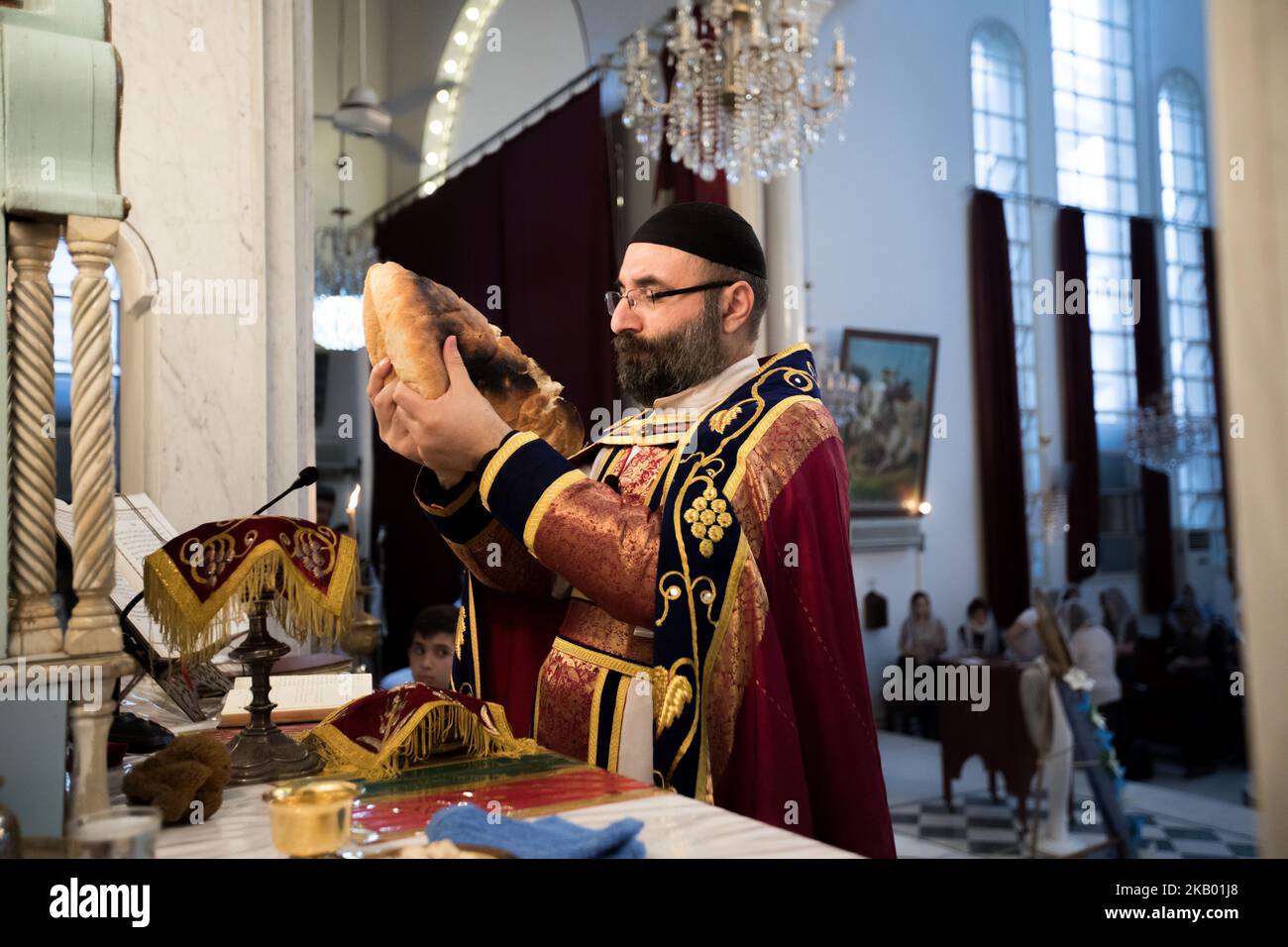 Der Pfarrer der Gemeinde 'Mariam al-Adra' Abuna Saliba in seiner Kirche in Qamischli in Syrien (Foto: Sebastian Backhaus/NurPhoto) Stockfoto