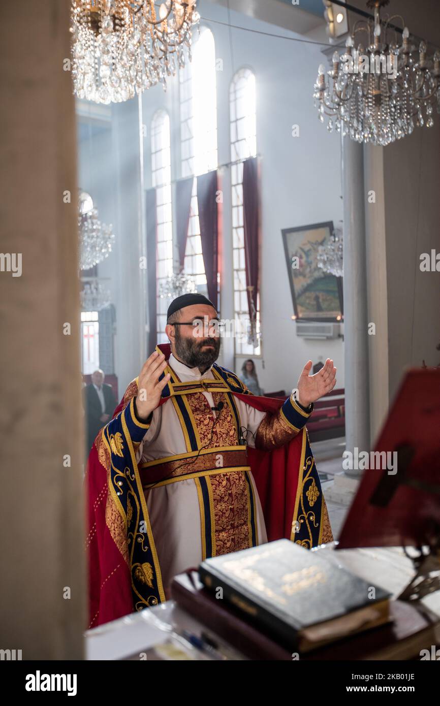 Der Pfarrer der Gemeinde 'Mariam al-Adra' Abuna Saliba in seiner Kirche in Qamischli in Syrien (Foto: Sebastian Backhaus/NurPhoto) Stockfoto