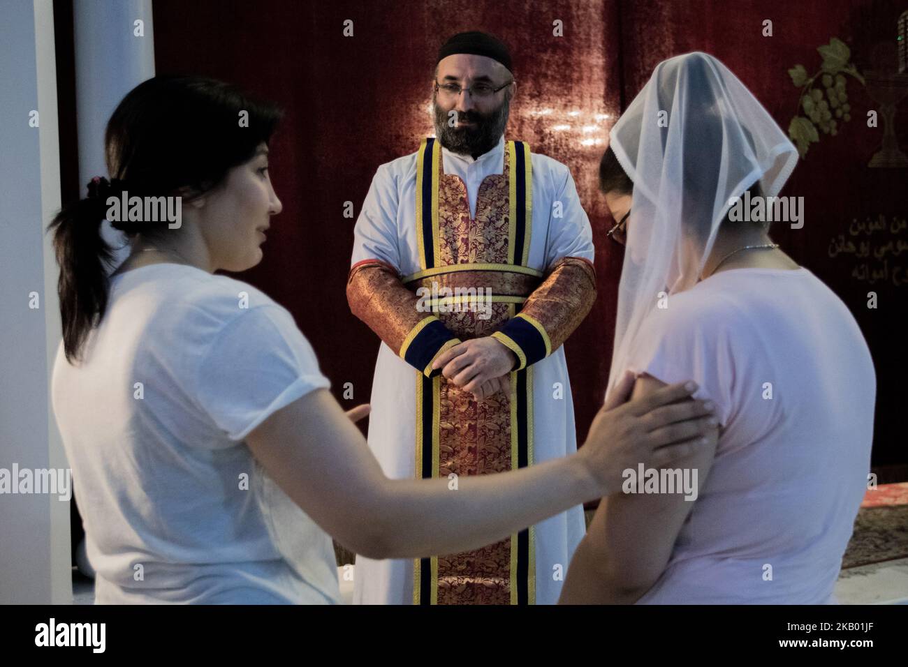 Der Pfarrer der Gemeinde 'Mariam al-Adra' Abuna Saliba in seiner Kirche in Qamischli in Syrien (Foto: Sebastian Backhaus/NurPhoto) Stockfoto