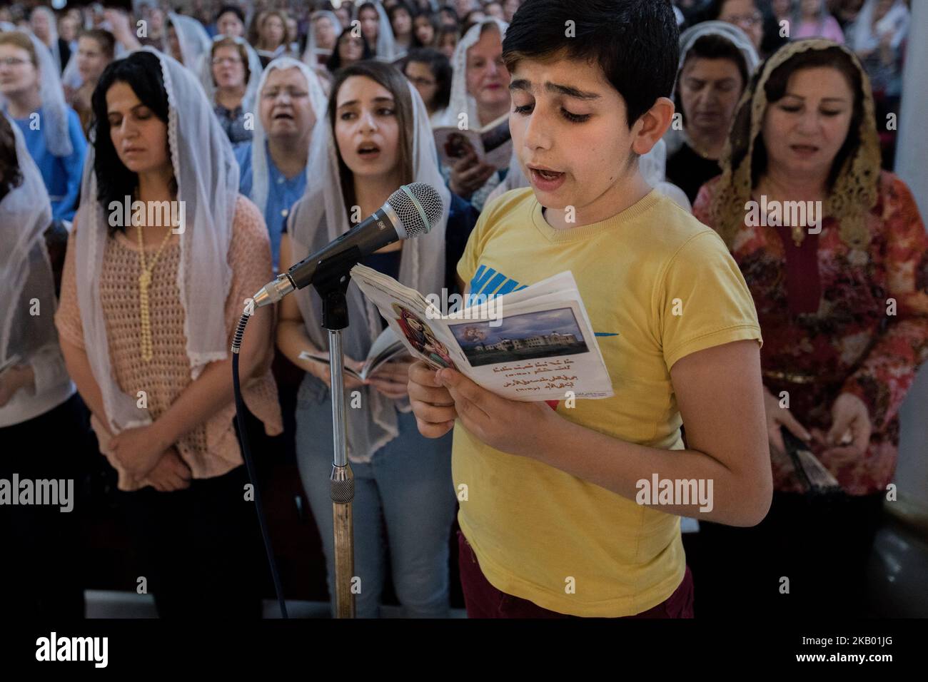 Christian von der Gemeinde Mariam al-Adra in ihrer Kirche in Qamischli in Syrien (Foto: Sebastian Backhaus/NurPhoto) Stockfoto