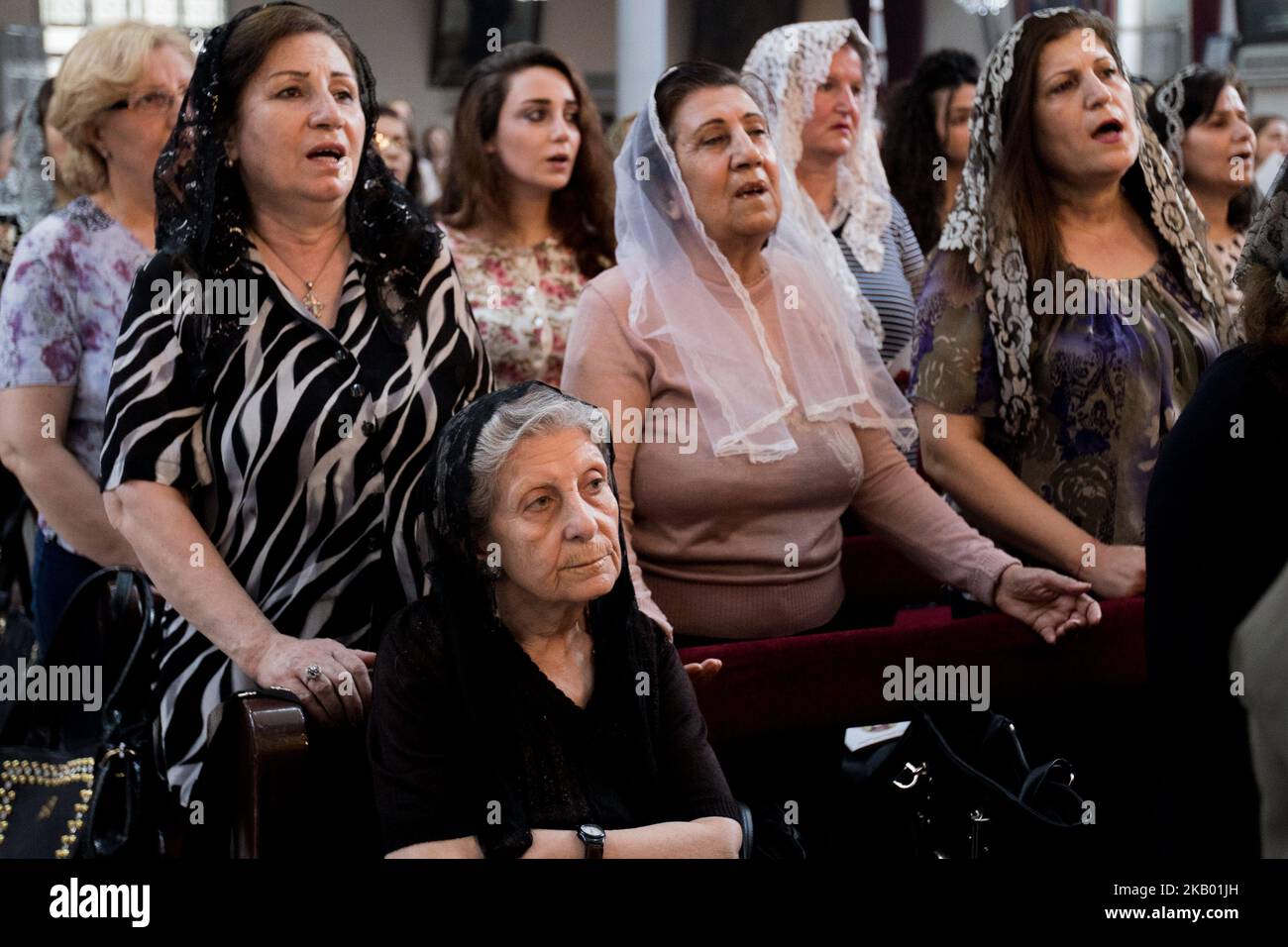 Christian von der Gemeinde Mariam al-Adra in ihrer Kirche in Qamischli in Syrien (Foto: Sebastian Backhaus/NurPhoto) Stockfoto