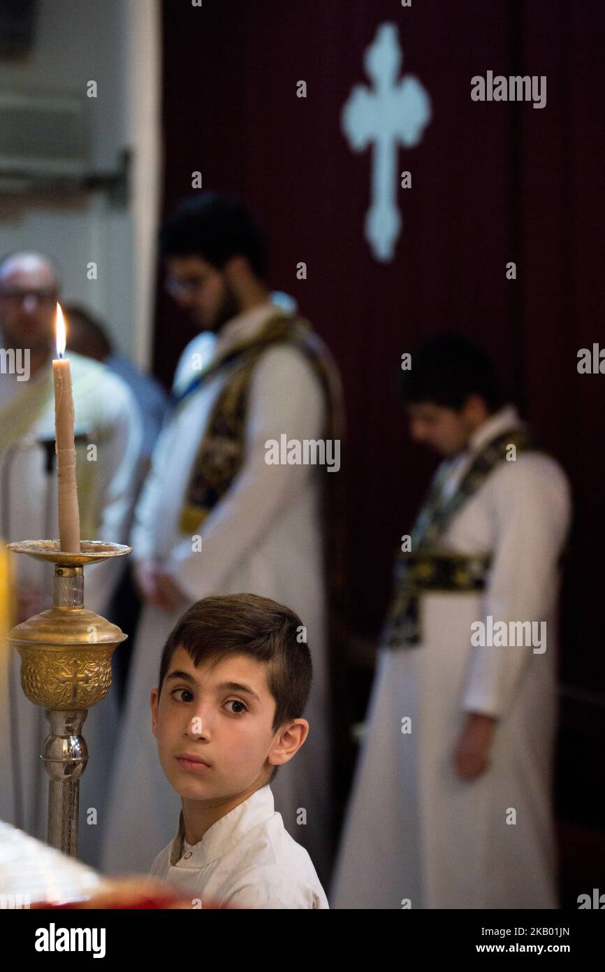 Christian von der Gemeinde Mariam al-Adra in ihrer Kirche in Qamischli in Syrien (Foto: Sebastian Backhaus/NurPhoto) Stockfoto