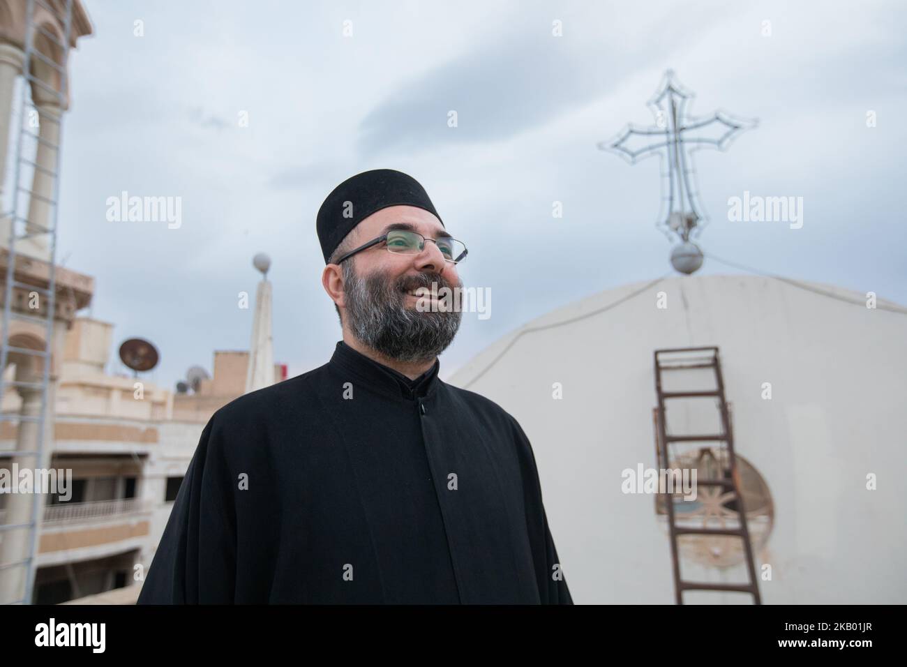 Abuna Saliba auf dem Dach seiner Kirche 'Mariam al-Adra' in Qamischli in Syrien (Foto: Sebastian Backhaus/NurPhoto) Stockfoto