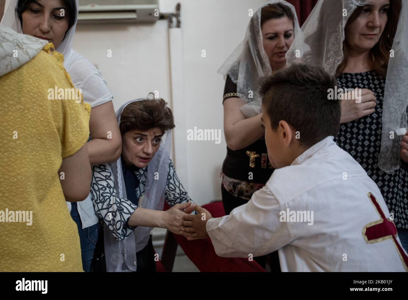 Christian von der Gemeinde Mariam al-Adra in ihrer Kirche in Qamischli in Syrien (Foto: Sebastian Backhaus/NurPhoto) Stockfoto
