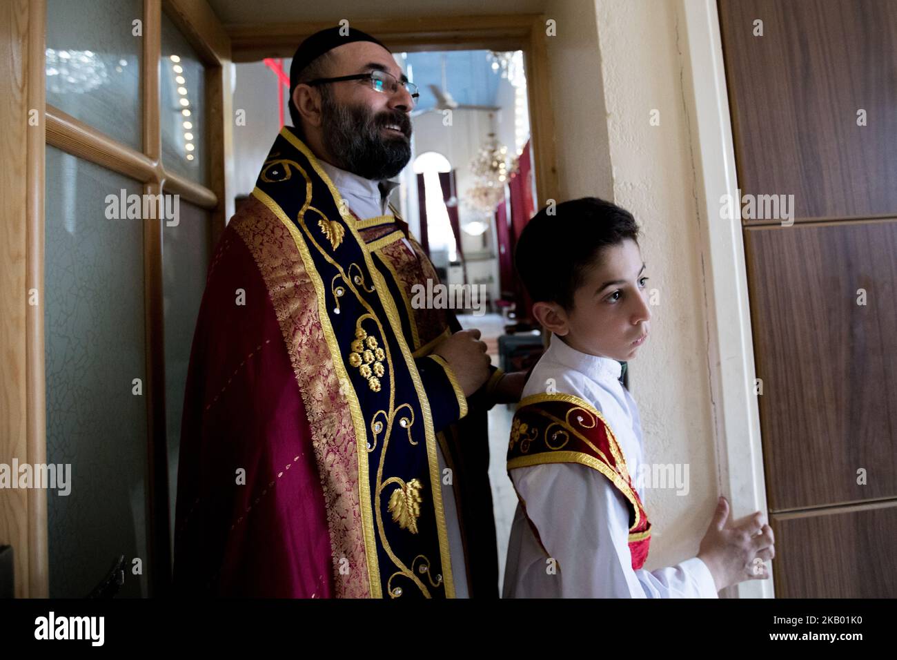 Der Pfarrer der Gemeinde 'Mariam al-Adra' Abuna Saliba in seiner Kirche in Qamischli in Syrien (Foto: Sebastian Backhaus/NurPhoto) Stockfoto