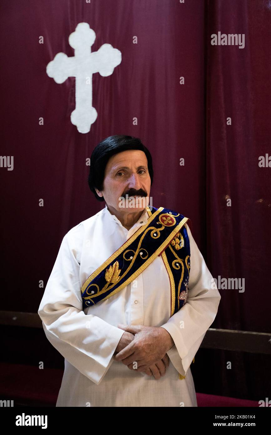 Christian von der Gemeinde Mariam al-Adra in ihrer Kirche in Qamischli in Syrien (Foto: Sebastian Backhaus/NurPhoto) Stockfoto