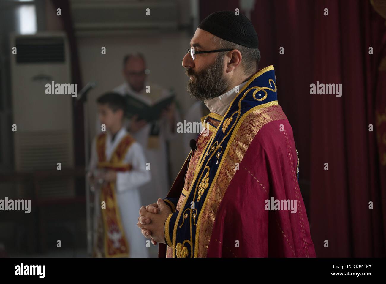 Der Pfarrer der Gemeinde 'Mariam al-Adra' Abuna Saliba in seiner Kirche in Qamischli in Syrien (Foto: Sebastian Backhaus/NurPhoto) Stockfoto
