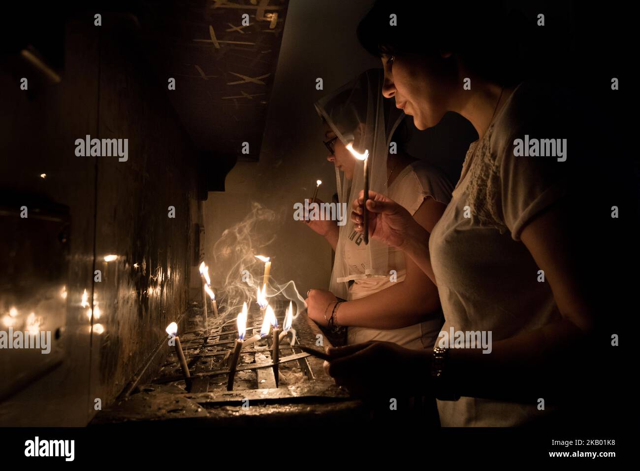 Christian von der Gemeinde Mariam al-Adra in ihrer Kirche in Qamischli in Syrien (Foto: Sebastian Backhaus/NurPhoto) Stockfoto
