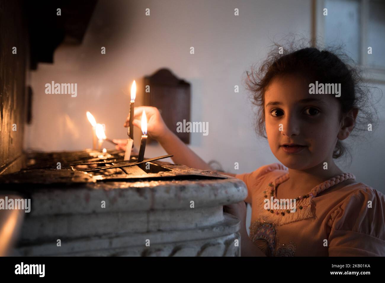 Christian von der Gemeinde Mariam al-Adra in ihrer Kirche in Qamischli in Syrien (Foto: Sebastian Backhaus/NurPhoto) Stockfoto
