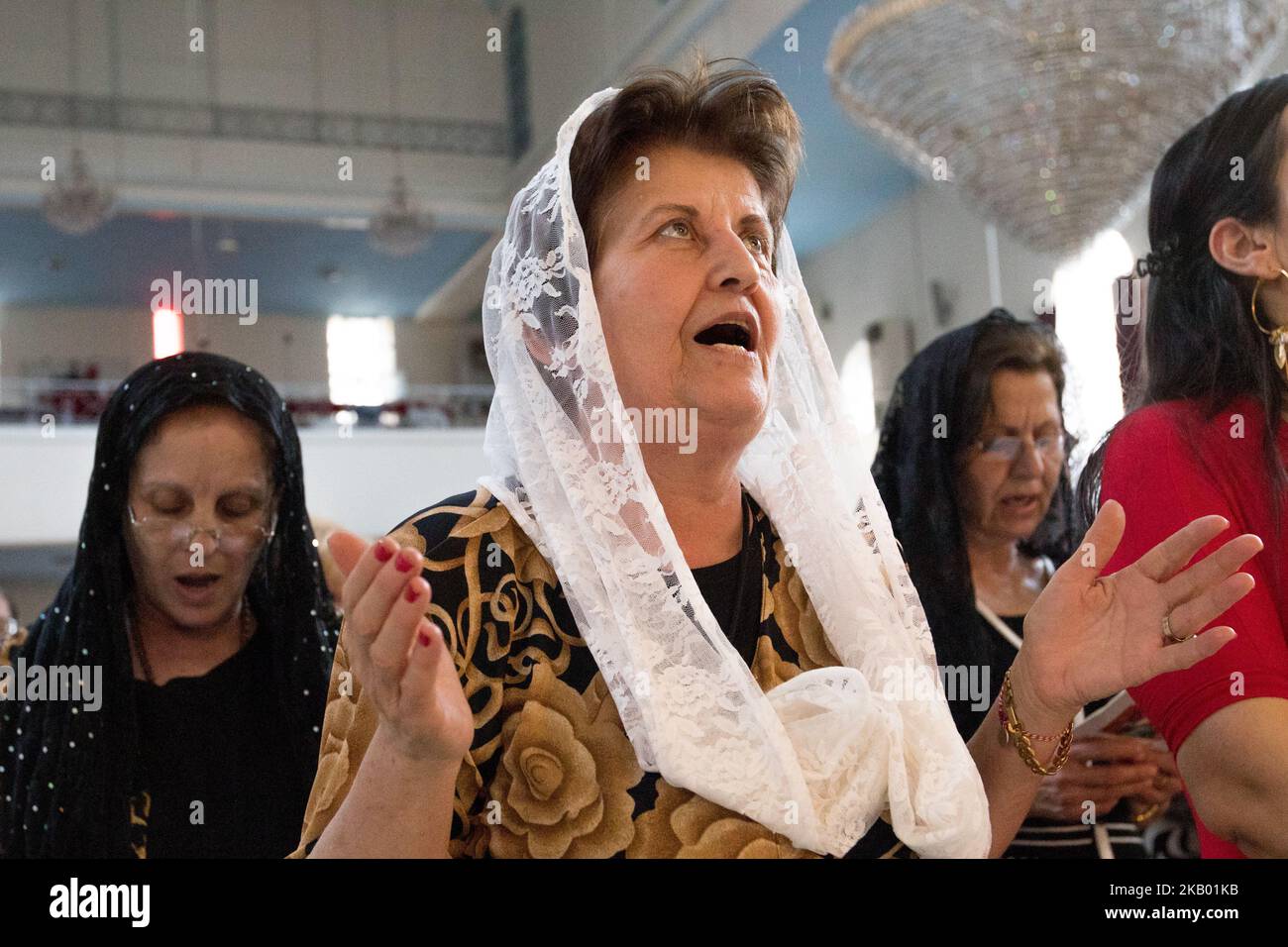 Christian von der Gemeinde Mariam al-Adra in ihrer Kirche in Qamischli in Syrien (Foto: Sebastian Backhaus/NurPhoto) Stockfoto
