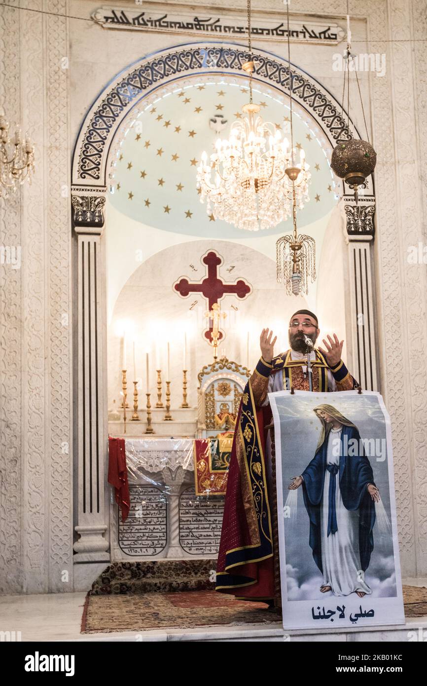 Der Pfarrer der Gemeinde 'Mariam al-Adra' Abuna Saliba in seiner Kirche in Qamischli in Syrien (Foto: Sebastian Backhaus/NurPhoto) Stockfoto