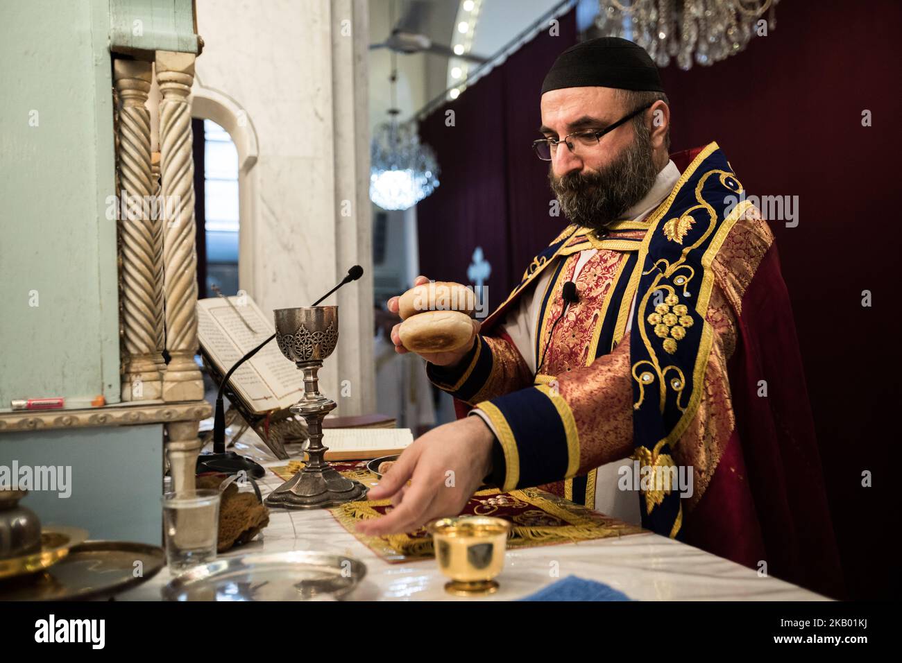 Der Pfarrer der Gemeinde 'Mariam al-Adra' Abuna Saliba in seiner Kirche in Qamischli in Syrien (Foto: Sebastian Backhaus/NurPhoto) Stockfoto