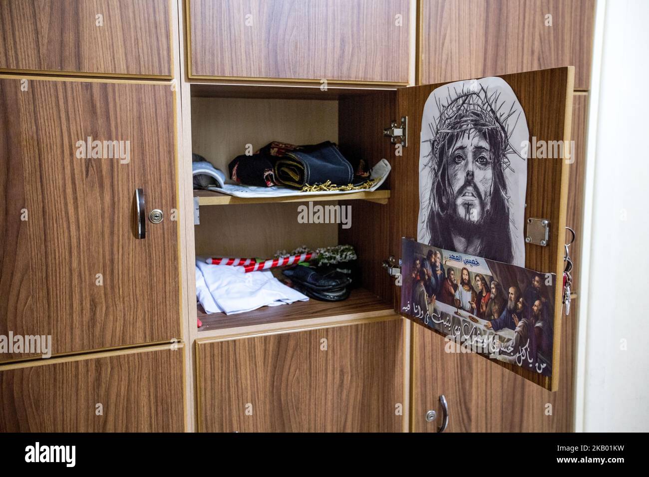 Christian von der Gemeinde Mariam al-Adra in ihrer Kirche in Qamischli in Syrien (Foto: Sebastian Backhaus/NurPhoto) Stockfoto