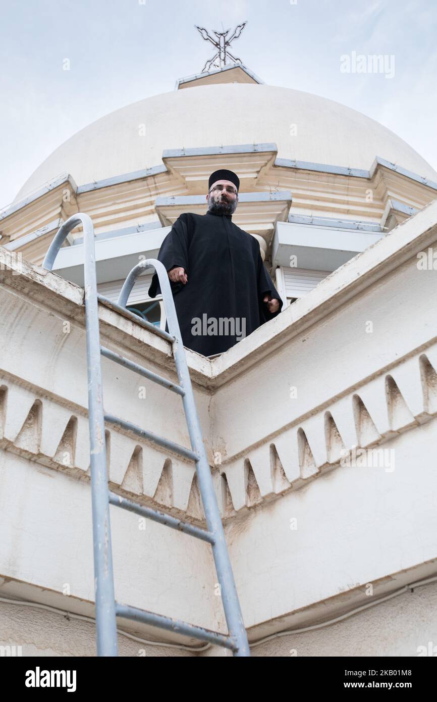 Abuna Saliba auf dem Dach seiner Kirche 'Mariam al-Adra' in Qamischli in Syrien (Foto: Sebastian Backhaus/NurPhoto) Stockfoto