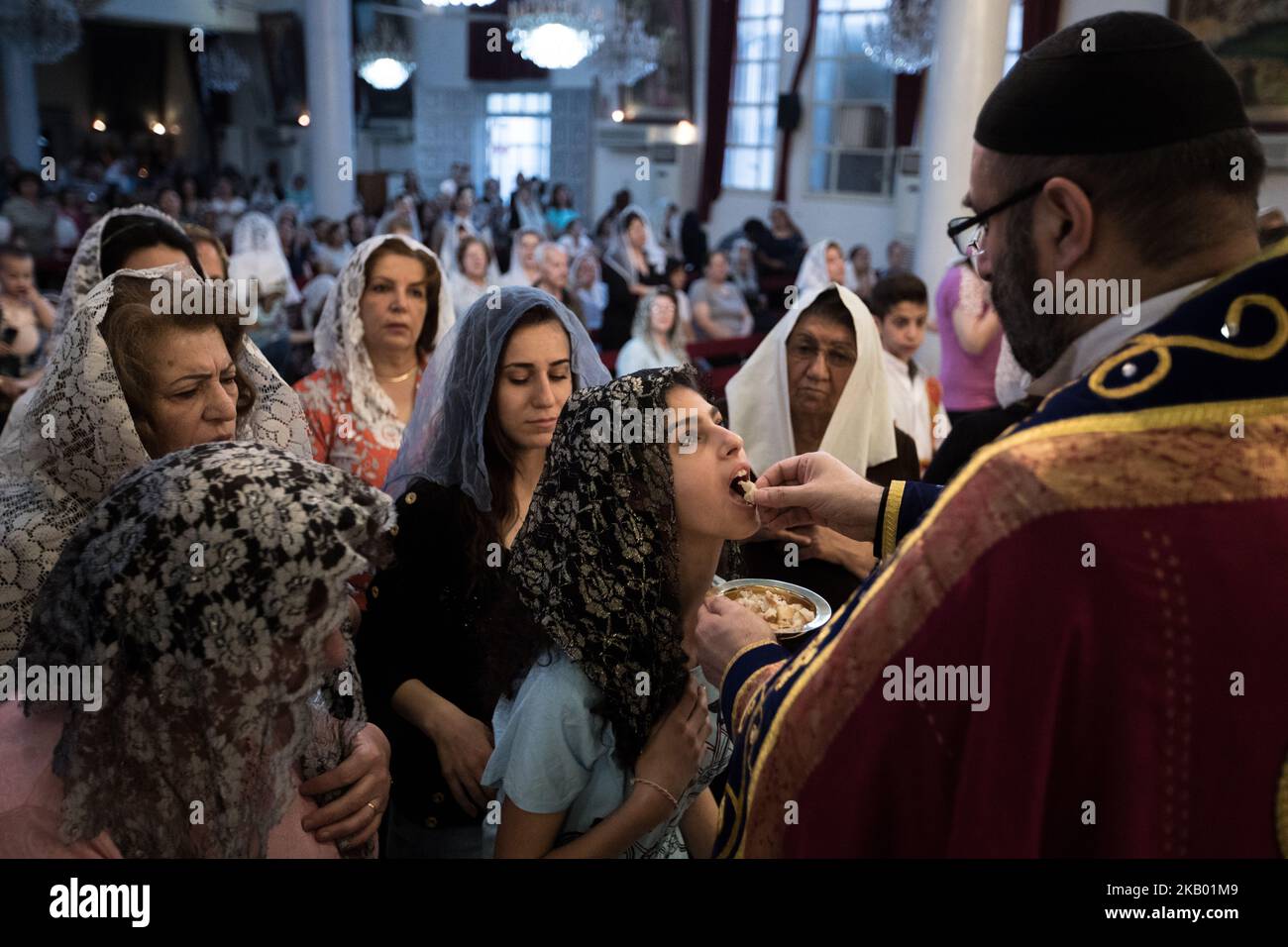 Der Pfarrer der Gemeinde 'Mariam al-Adra' Abuna Saliba in seiner Kirche in Qamischli in Syrien (Foto: Sebastian Backhaus/NurPhoto) Stockfoto