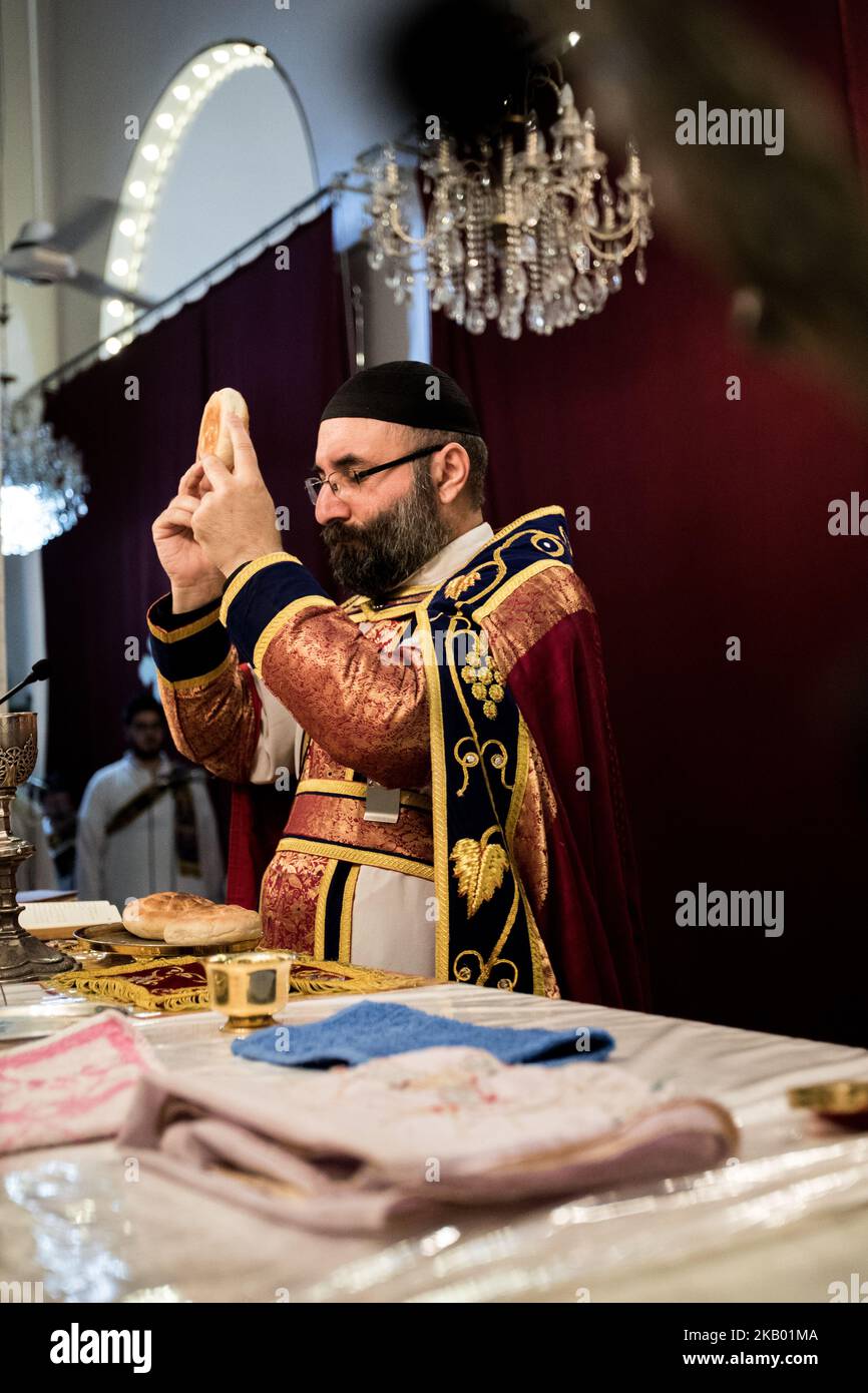 Der Pfarrer der Gemeinde 'Mariam al-Adra' Abuna Saliba in seiner Kirche in Qamischli in Syrien (Foto: Sebastian Backhaus/NurPhoto) Stockfoto