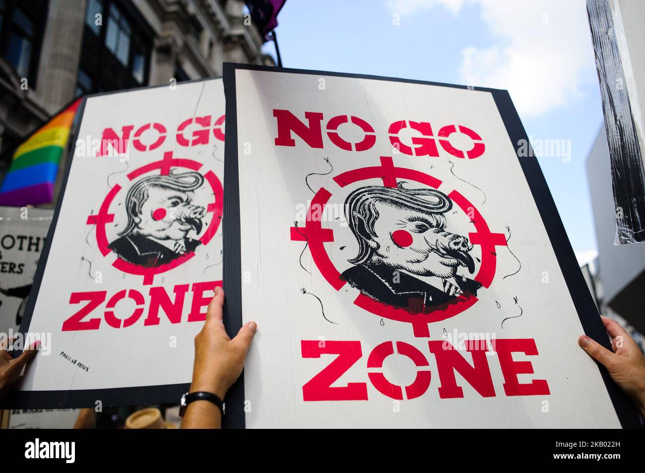 Demonstranten, die sich gegen den Besuch von US-Präsident Donald Trump in Großbritannien am 13. Juli 2018 in London, England, wehren. Präsident Trump kam gestern bei seinem ersten Besuch in Großbritannien seit seinem Amtsantritt auf britischem Boden an. Im ganzen Land sind Proteste geplant – heute insbesondere in London, obwohl Trump den Tag außerhalb der Stadt verbringt. (Foto von David Cliff/NurPhoto) Stockfoto