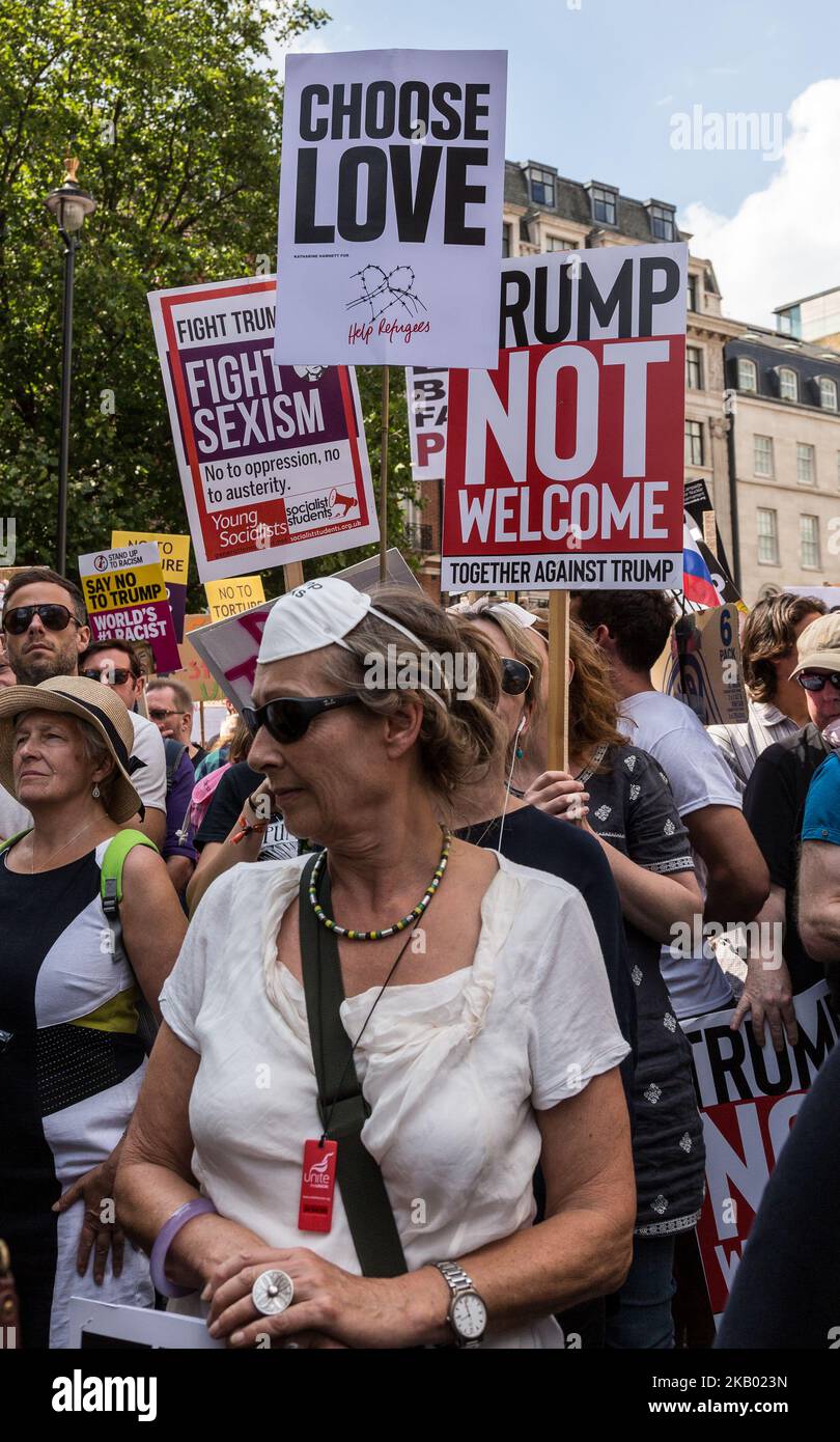 Menschenmassen marschieren auf den Straßen Londons, um gegen den amerikanischen Präsidenten, Donald Trump, zu protestieren, der am 13. Juli 2018 Großbritannien besucht. An der Demonstration nahmen etwa 250 Tausend Menschen Teil, die größte Zahl seit mehr als einem Jahrzehnt. (Foto von Dominika Zarzycka/NurPhoto) Stockfoto