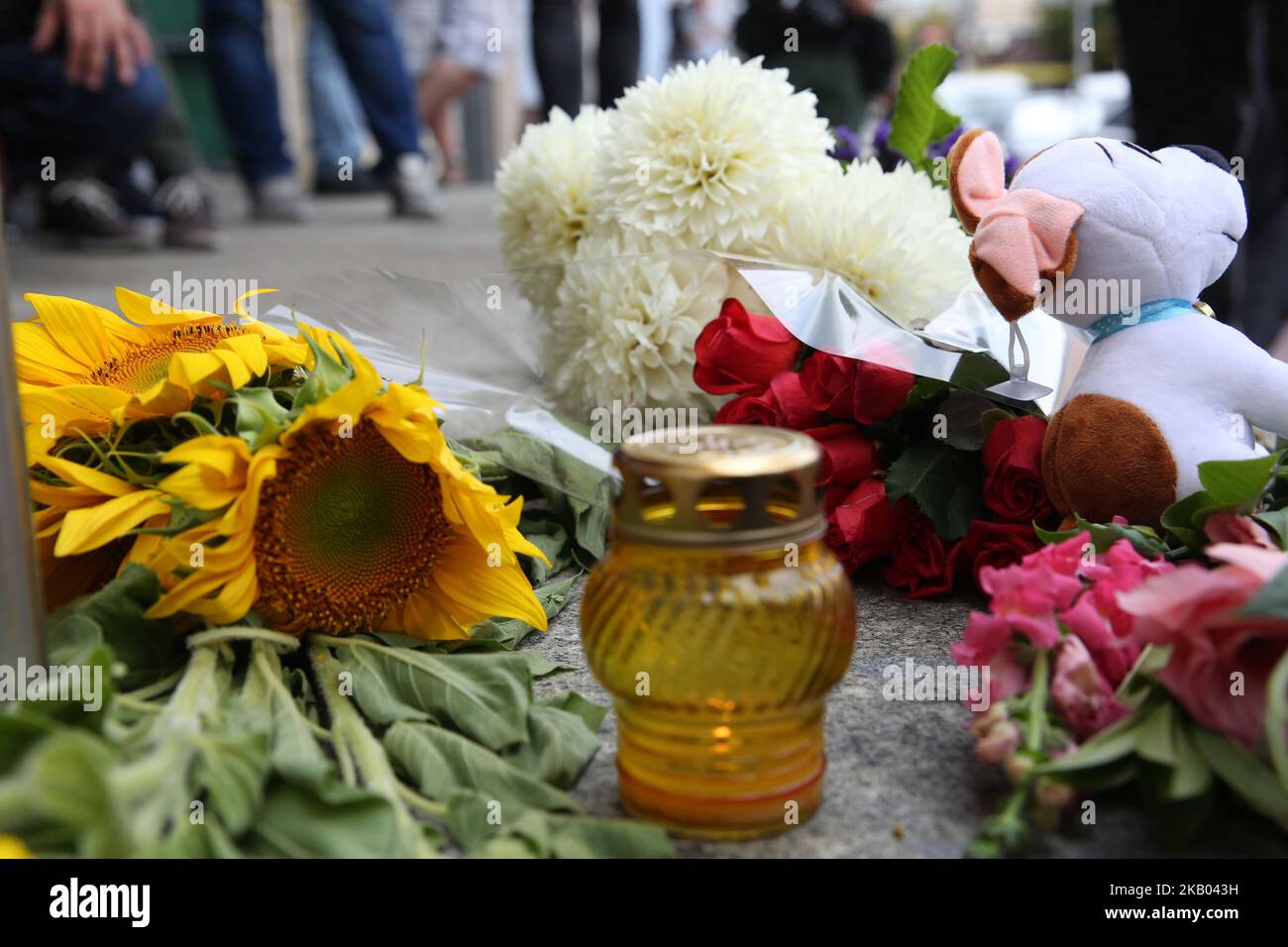 Am 17. Juli 2018 legen Menschen vor der niederländischen Botschaft Blumen und Spielzeug ab. Die Ukraine trauert um die Opfer des Zivilluftfahrtvorstandes MH-17, der 2014 über die vom Krieg zerrissene Ukraine abgeschossen wurde. (Foto von Sergii Chartschenko/NurPhoto) Stockfoto