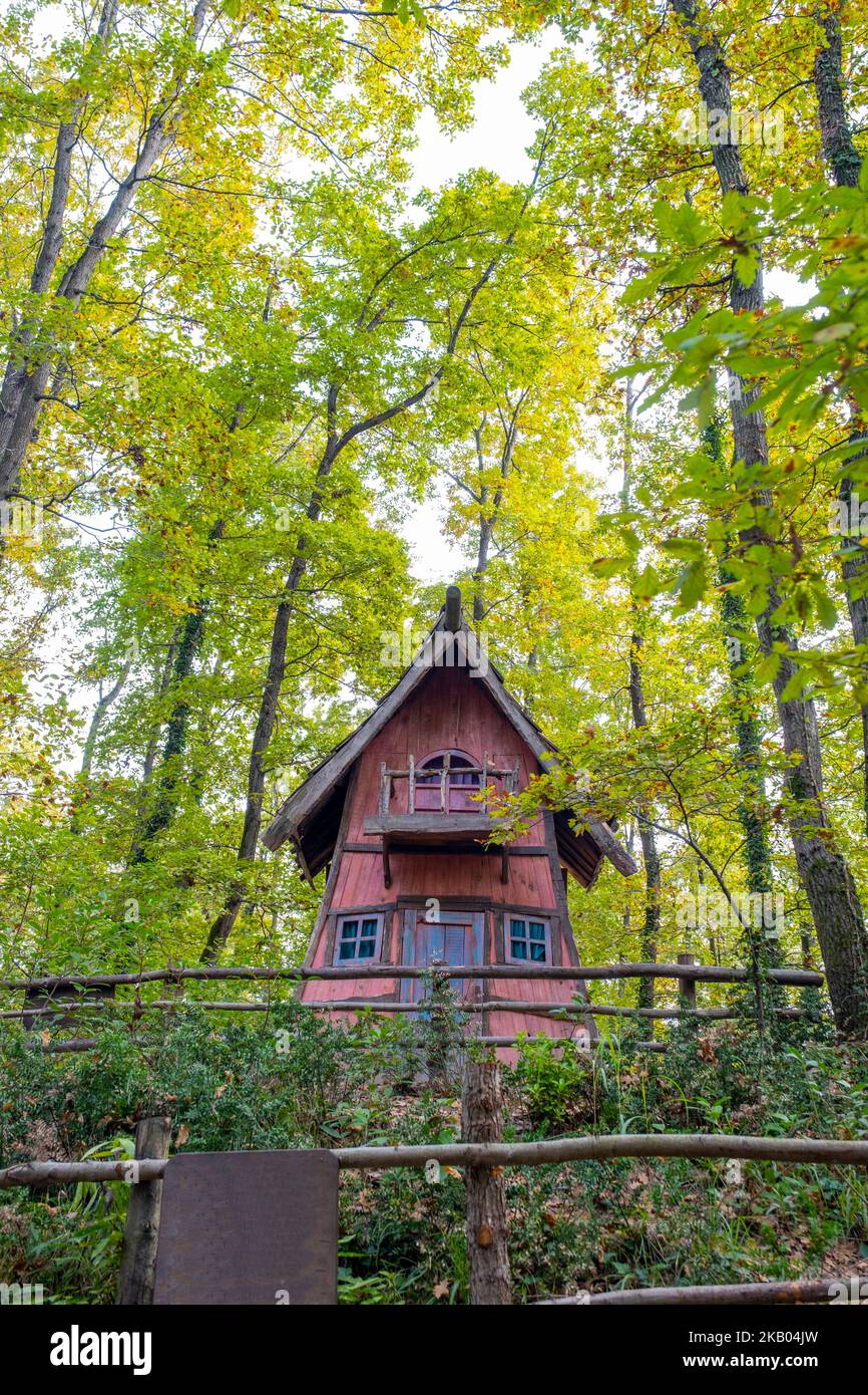 Izmit Ormanya City Park, Holzhäuser, inspiriert vom Hobbit-Film für Tourismus, Stockfoto