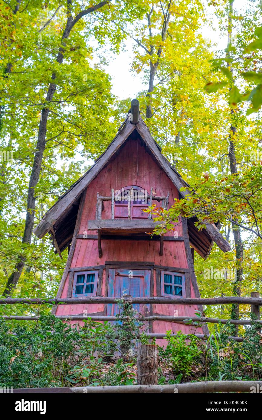 Izmit Ormanya City Park, Holzhäuser, inspiriert vom Hobbit-Film für Tourismus, Stockfoto