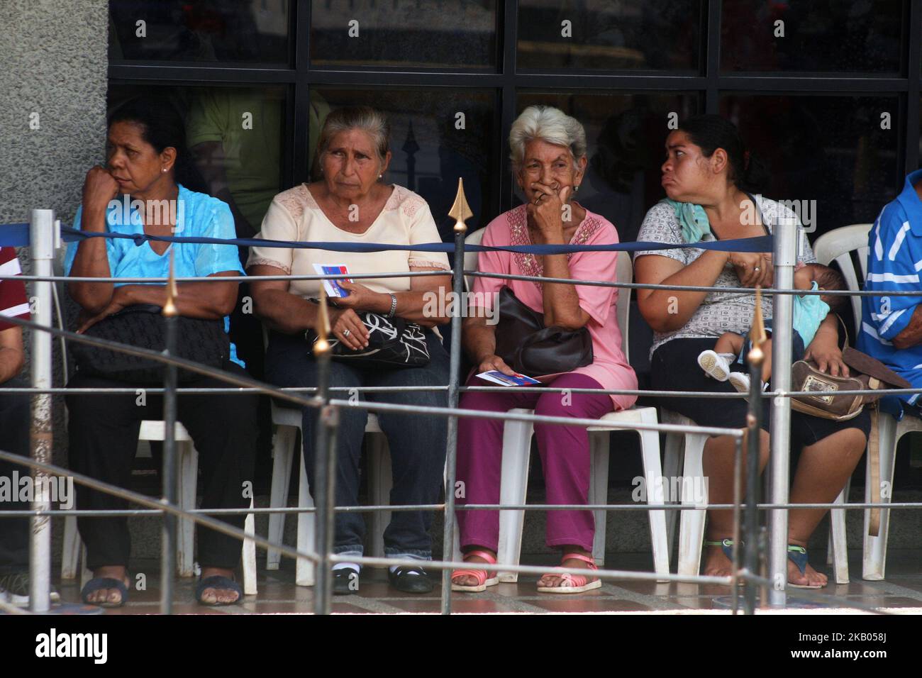 Am 20. Juli 2018 gehen Senioren in Maracaibo Venezuela lange Schlangen ein. Seit der Nacht zuvor, um das Geld aus seinem Ruhestand zu sammeln, müssen eine ganze Odyssee Durst, Hunger und Hitze den ganzen Tag aushalten. (Foto von Humberto Matheus/NurPhoto) Stockfoto