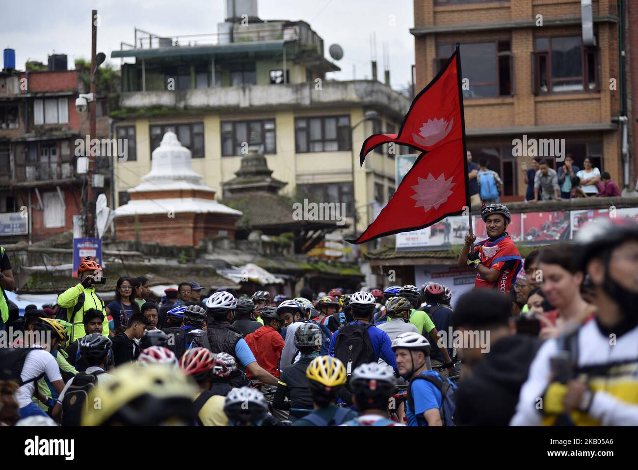 Pushkar Shah, geradelt mehr als 150 Länder der Welt allein winken National Flag während Kathmandu Kora Cycling 2018 FAHRT für einen ZWECK auf Patan Durbar Square, Patan, Nepal am Samstag, 21. Juli 2018. Fahrer aus Nepal sowie aus verschiedenen Ländern nahmen an der achten Ausgabe von KATHMANDU KORA Teil, um eine Herausforderung von 50 km, 75 km und 100 km rund um das Kathmandu Valley zu bewältigen. (Foto von Narayan Maharjan/NurPhoto) Stockfoto