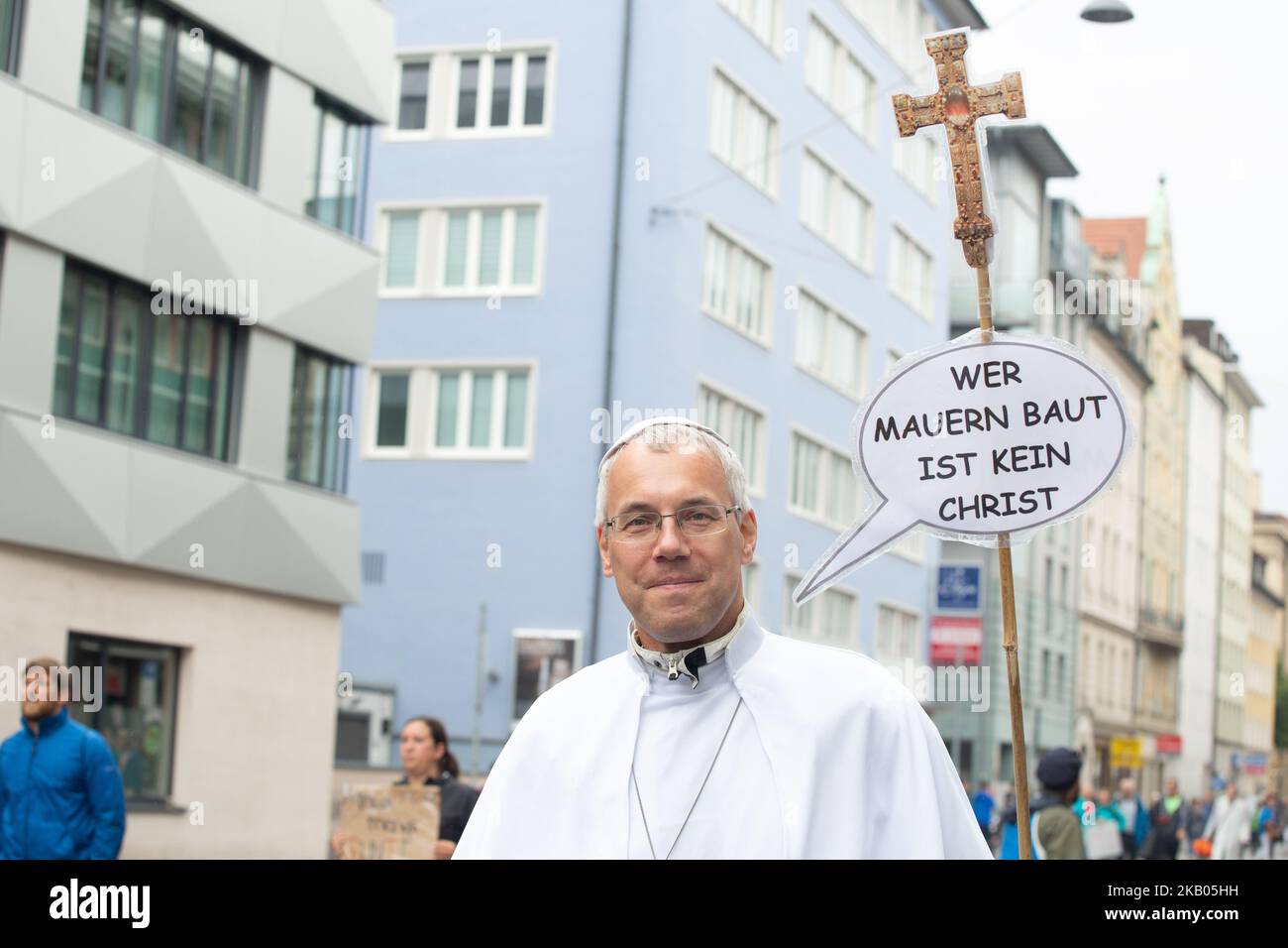 Ein Protestor, der wie der Papst gekleidet ist, hält ein Schild mit der Aufschrift: „Wer Mauern baut, ist kein Christ“. Mehrere zehntausend Menschen demonstrierten am 22. Juli 2018 in München gegen die Politik der CSU-Partei. Es gab verschiedene Schwerpunktthemen wie Flüchtlinge und Krieg, das Bayerische Polizeiaufgabengesetz (PAG), LGBTI, Queer- und Frauenrechte, soziale Themen wie Wohnen und Arbeitsrechte. (Foto von Alexander Pohl/NurPhoto) Stockfoto