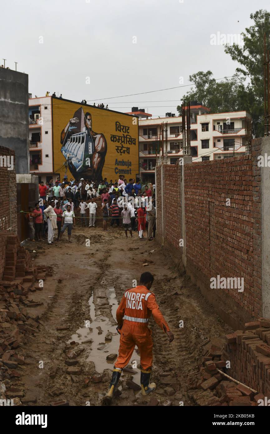 Personen der National Disaster Response Force (NDRF) führen eine Rettungsaktion durch, nachdem am 22. Juli 2018 in Dasna, Bezirk Ghaziabad im Bundesstaat Uttar Pradesh, Indien, ein Gebäude im Bau einstürzte. – Die Zahl der Verletzten wurde laut lokalen Medien nicht gemeldet. (Foto von Indraneel Chowdhury/NurPhoto) Stockfoto