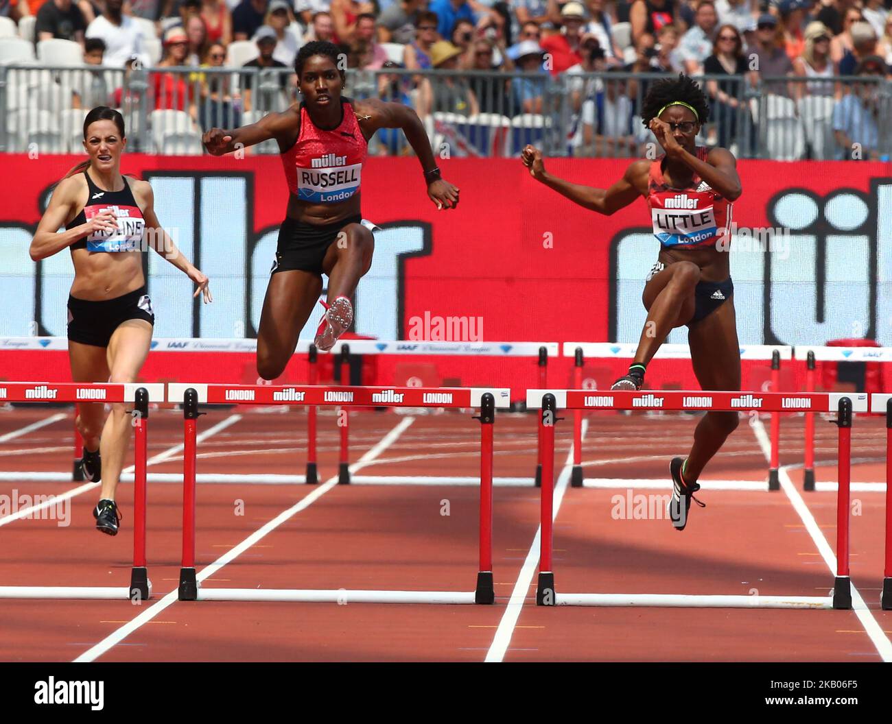 Janieve Russell aus Jamaika und Shamier Little aus USA (Mitte) in Aktion 400m Hürden Frauen während der Muller Anniversary Games IAAF Diamond League Day One im London Stadium am 21. Juli 2018 in London, England. (Foto von Action Foto Sport/NurPhoto) Stockfoto