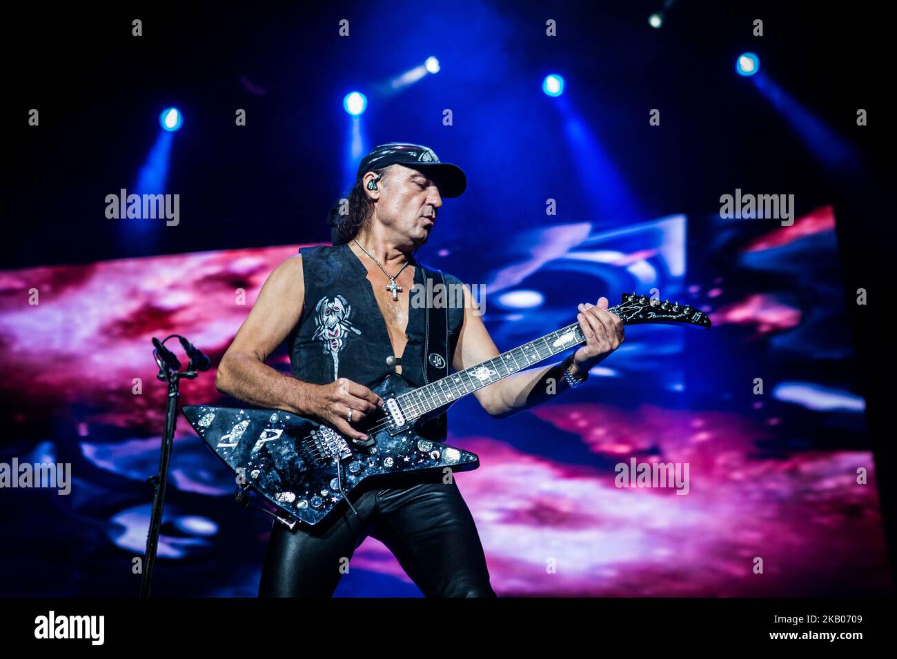 Matthias Jabs von der deutschen Heavy Metal Rockband Scorpions tritt am 23. Juli 2018 live in der Arena von Verona, in Verona, Italien, auf. (Foto von Roberto Finizio/NurPhoto) Stockfoto