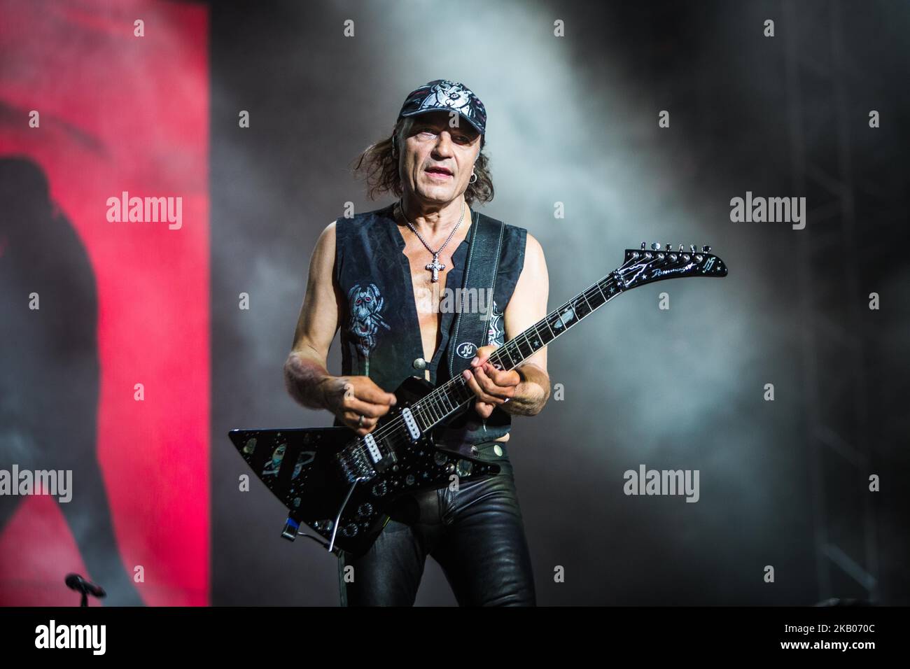 Matthias Jabs von der deutschen Heavy Metal Rockband Scorpions tritt am 23. Juli 2018 live in der Arena von Verona, in Verona, Italien, auf. (Foto von Roberto Finizio/NurPhoto) Stockfoto