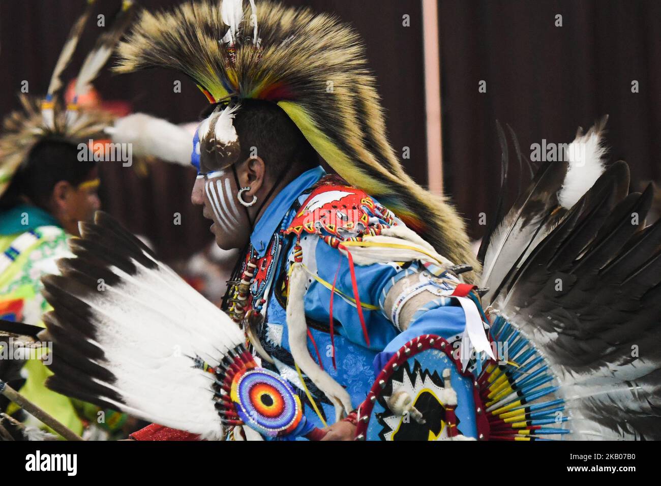 Ein Mitglied der First Nations führt einen traditionellen Tanz während des dritten jährlichen traditionellen Pow Wow Wettbewerbs auf dem K-Days Festival in Edmonton auf. Über 700 First Nations-Tänzer aus Dutzenden verschiedener Stämme werden an drei Tagen in dieser Woche an den K-Days in Edmonton zu sehen sein. Am Dienstag, den 24. Juli 2018, Kanada. (Foto von Artur Widak/NurPhoto) Stockfoto
