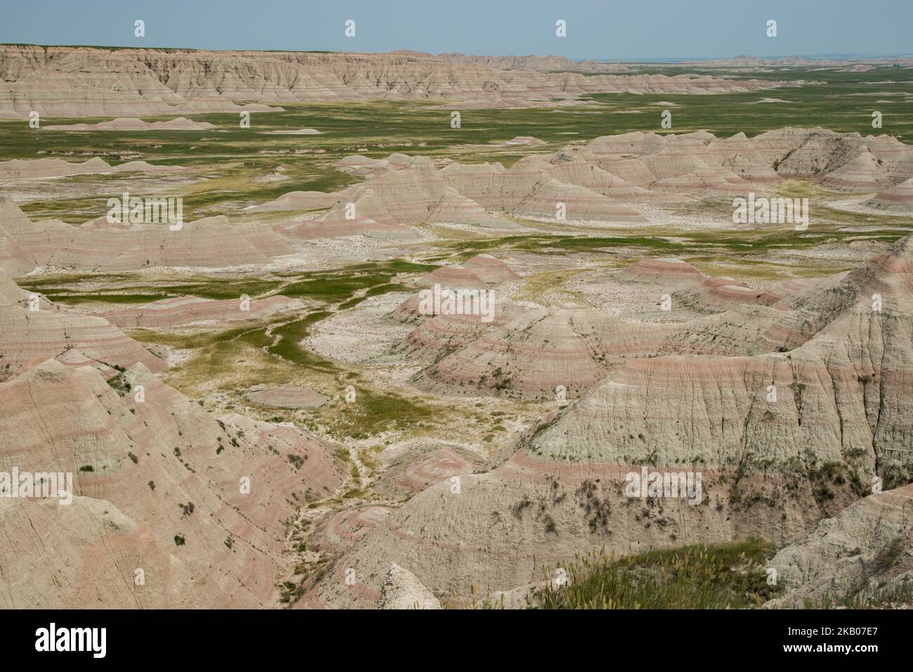 Der Badlands National Park ist am 8. Juli 2018 im Südwesten von South Dakota, USA, zu sehen. Die US National Park Service Betreiber 244.000 Hektar der auffallenden geologischen Lagerstätten, die eines der reichsten fossilen Beete der Welt enthalten. (Foto von Patrick Gorski/NurPhoto) Stockfoto