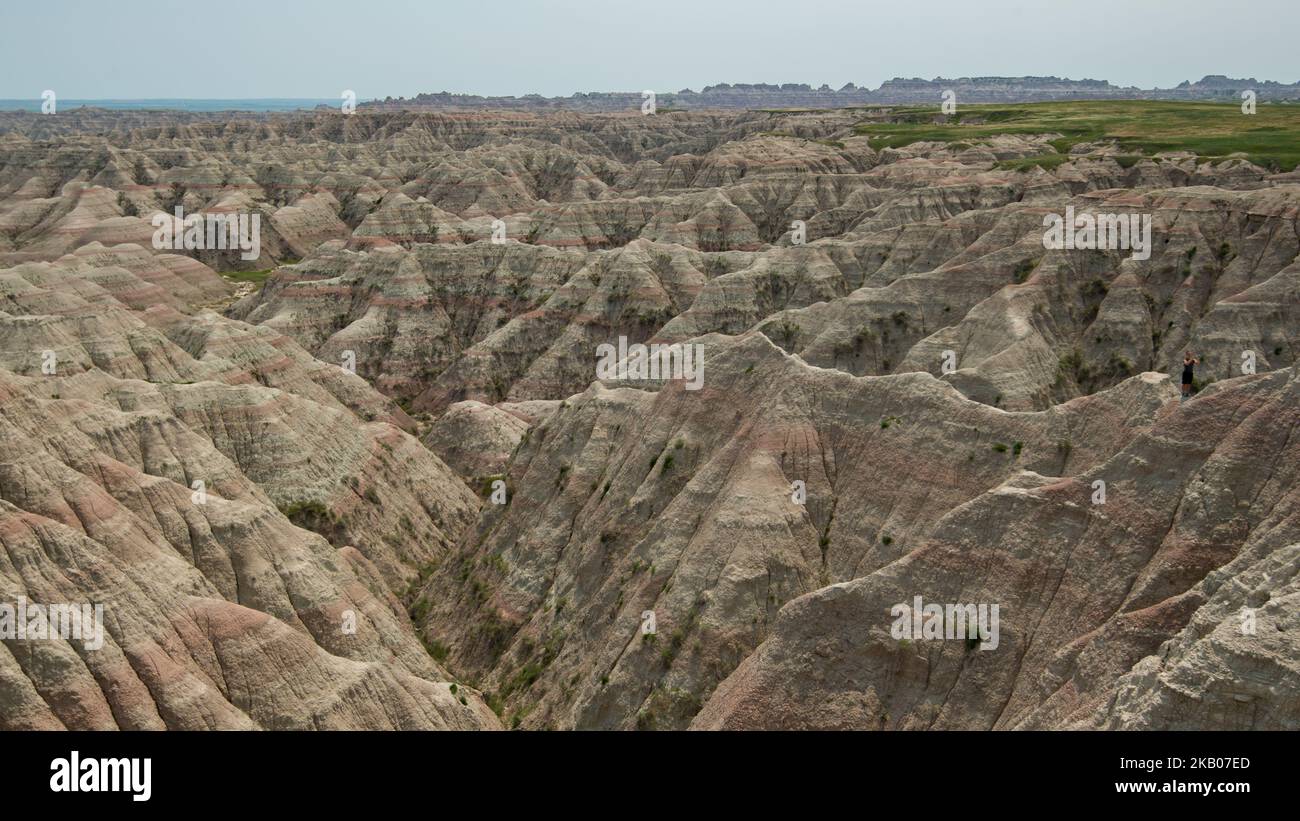 Der Badlands National Park ist am 8. Juli 2018 im Südwesten von South Dakota, USA, zu sehen. Die US National Park Service Betreiber 244.000 Hektar der auffallenden geologischen Lagerstätten, die eines der reichsten fossilen Beete der Welt enthalten. (Foto von Patrick Gorski/NurPhoto) Stockfoto