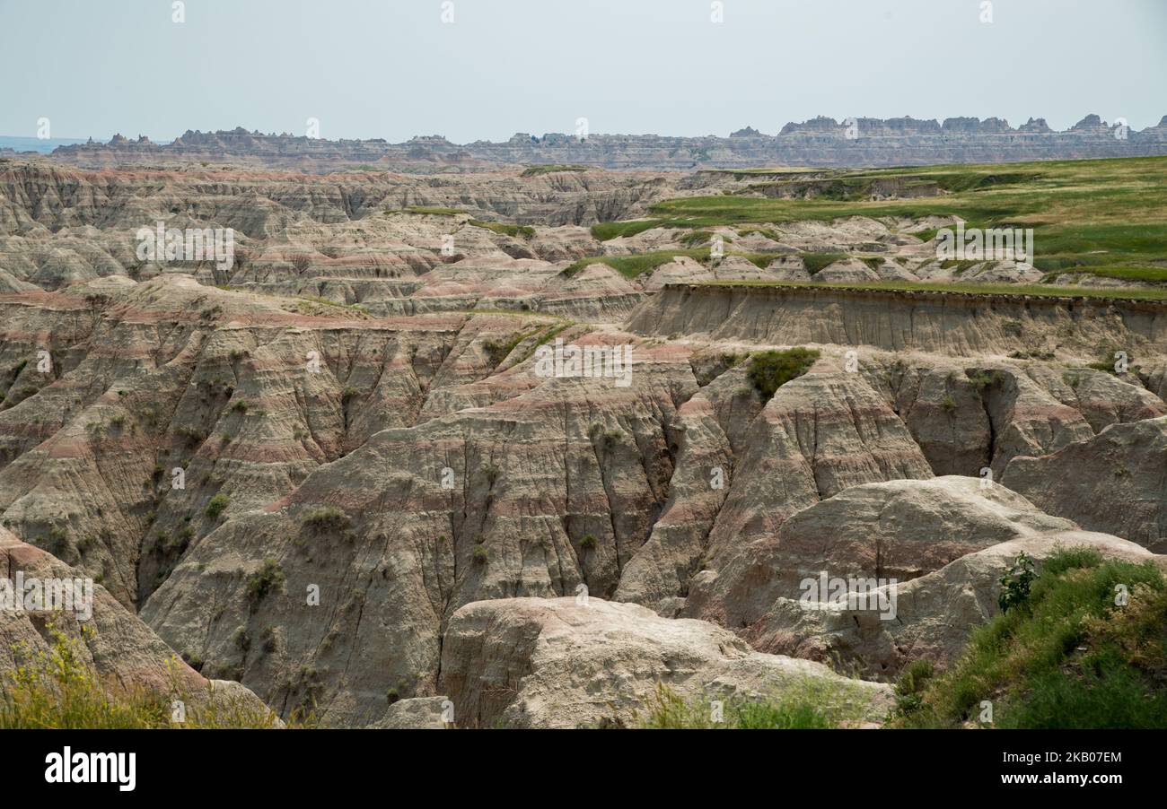 Der Badlands National Park ist am 8. Juli 2018 im Südwesten von South Dakota, USA, zu sehen. Die US National Park Service Betreiber 244.000 Hektar der auffallenden geologischen Lagerstätten, die eines der reichsten fossilen Beete der Welt enthalten. (Foto von Patrick Gorski/NurPhoto) Stockfoto