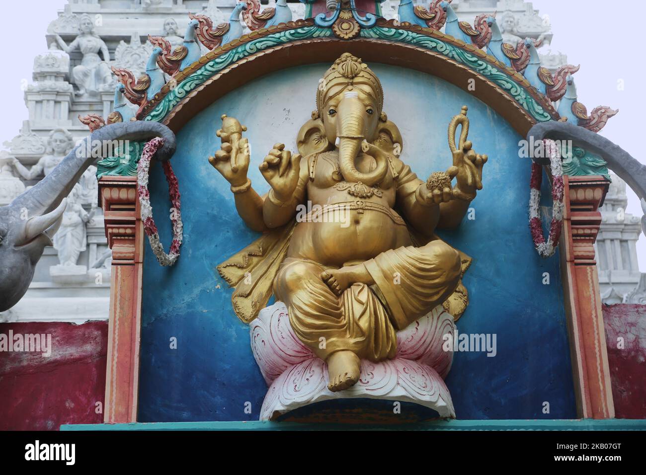 Komplizierte Figuren hinduistischer Gottheiten schmücken den Sri Varasiddhi Vinayagar Hindu Tempel in Jaffna, Sri Lanka. Dieser Tempel ist Lord Ganesh gewidmet. (Foto von Creative Touch Imaging Ltd./NurPhoto) Stockfoto