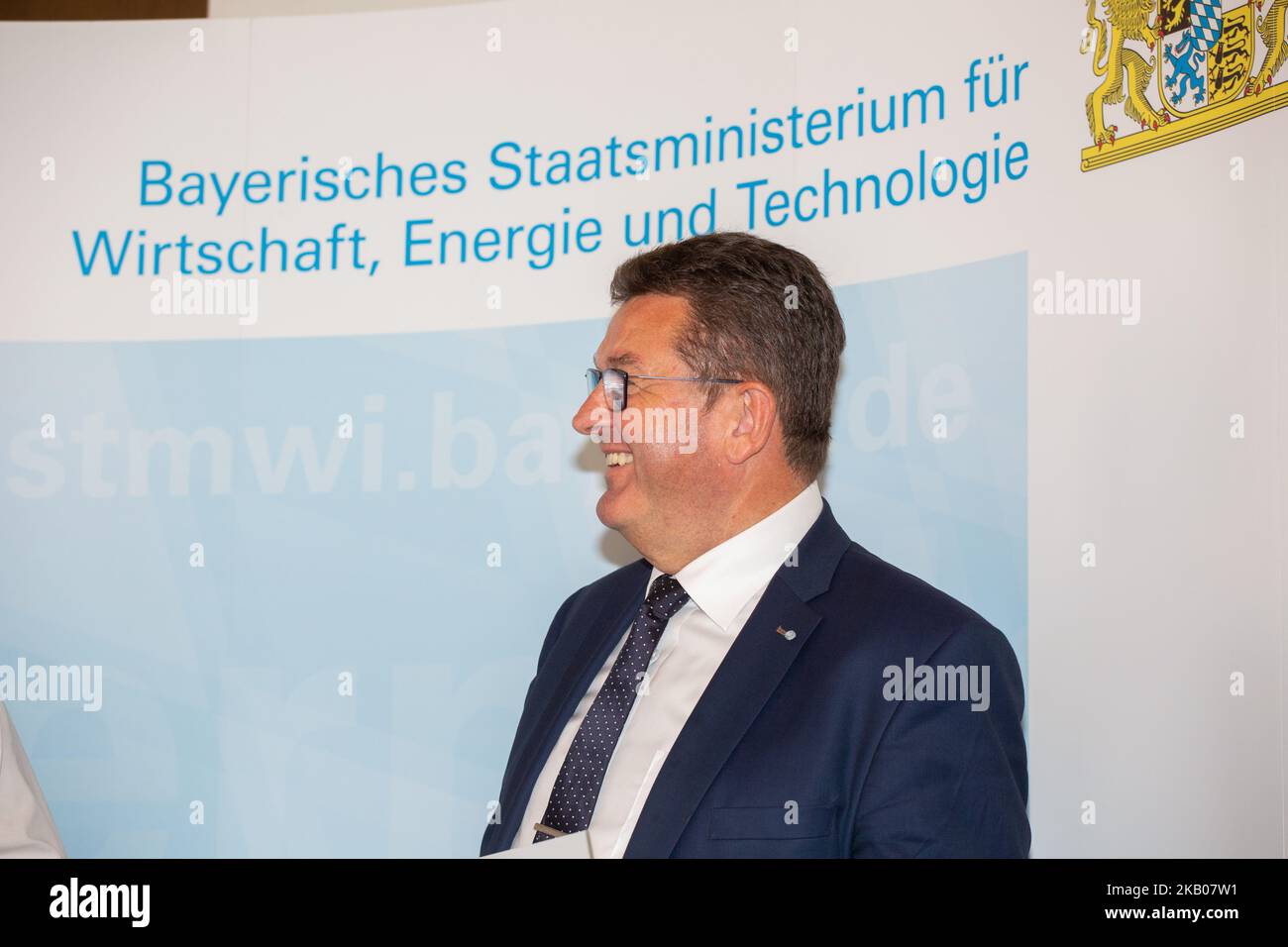 Franz-Josef Pschierer hielt eine Rede. Bayerns Wirtschaftsminister Franz-Josef Pschierer von der Christlich-Sozialen Union (CSU) übergab die Förderscheine an Unternehmen, die in Bayern E-Autostationen bauen werden. In einer kurzen Rede sagte er, dass E-Autos sehr wichtig für die Umwelt und die Zukunft seien und nannte China ein Vorbild. (Foto von Alexander Pohl/NurPhoto) Stockfoto