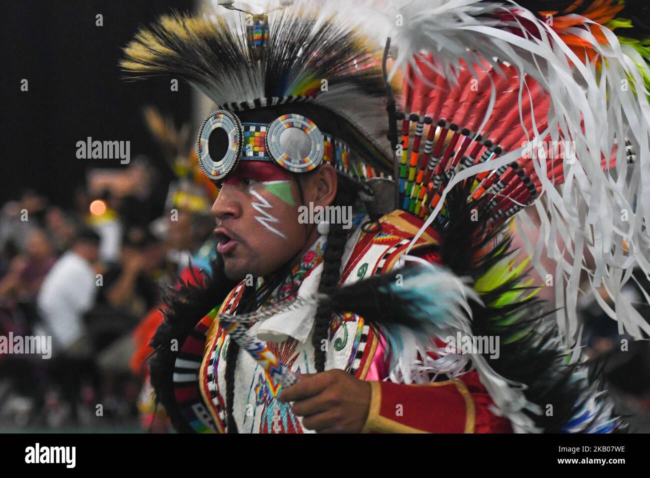 Mitglied der First Nations am zweiten Tag des jährlichen traditionellen Pow Wow-Wettbewerbs 3. beim K-Days Festival in Edmonton. Über 700 First Nations-Tänzer aus Dutzenden verschiedener Stämme werden an drei Tagen in dieser Woche an den K-Days in Edmonton zu sehen sein. Am Mittwoch, den 25. Juli 2018, Alberta, Kanada. (Foto von Artur Widak/NurPhoto) Stockfoto