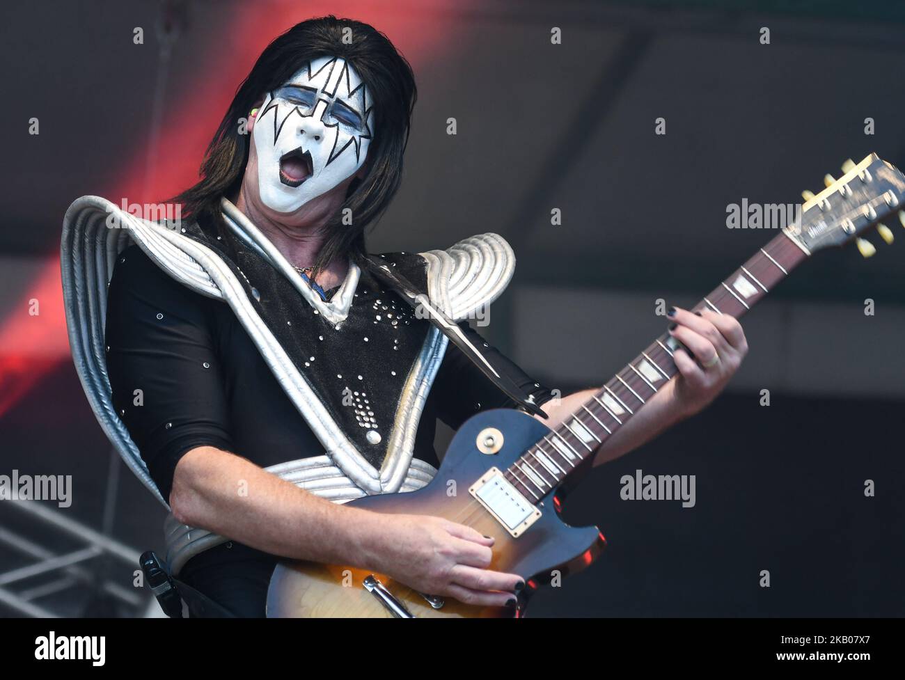 Michael Moodrey (als Ace Frehleys Spaceman-Figur) von Kanadas führender KISS-Tribute-Band Destroyer tritt beim K-Days Festival in Edmonton auf. Am Mittwoch, den 25. Juli 2018, Alberta, Kanada. (Foto von Artur Widak/NurPhoto) Stockfoto