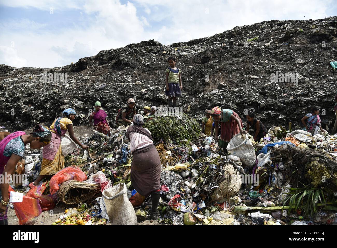 Am 4. August 2018 sortieren Ragpicker recycelbare Materialien an einem der größten Entsorgungsstandorte im Nordosten Indiens im Gebiet Boragaon in Guwahati, Assam, Indien. (Foto von David Talukdar/NurPhoto) Stockfoto