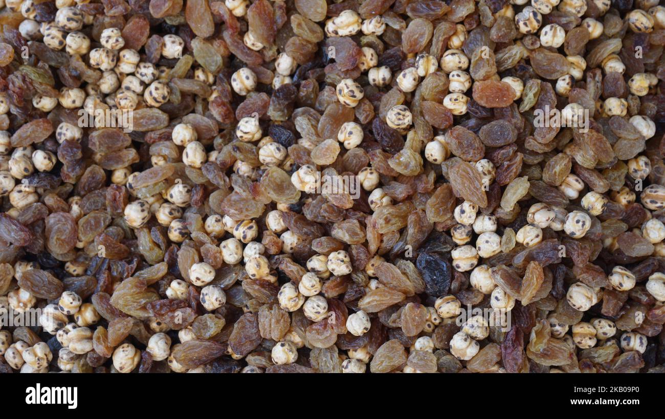 Gemischte Nüsse aus Rosinen und Kichererbsen Stockfoto