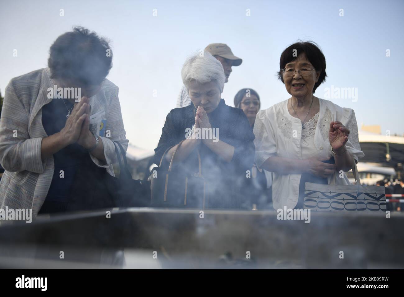 Besucher legen am 6. August 2018 Blumen ab und beten für die Atombombenopfer vor dem Kenotaph im Hiroshima Peace Memorial Park in Hiroshima, Westjapan. Japan feiert den 73.. Jahrestag der ersten Atombombe, die die Vereinigten Staaten am 6. August 1945 auf Hiroshima abwarfen. Die Bombe tötete sofort schätzungsweise 70.000 Menschen und Tausende weitere in den kommenden Jahren durch Strahlungseffekte. Drei Tage später warfen die Vereinigten Staaten eine zweite Atombombe auf Nagasaki ab, die den Zweiten Weltkrieg beendete (Foto von Richard Atrero de Guzman/NurPhoto) Stockfoto