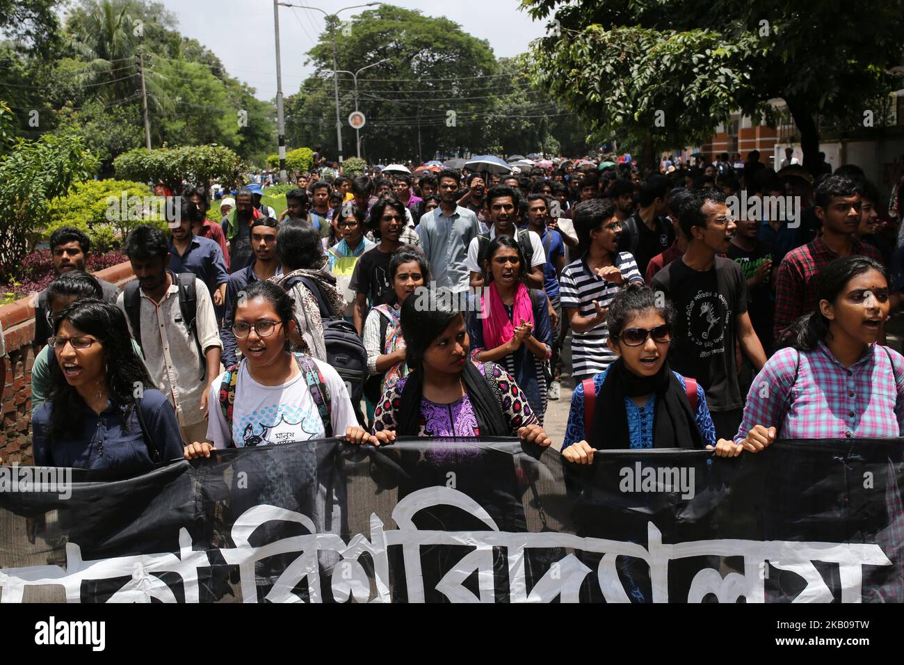 Studenten aus Bangladesch halten am 6. August 2018 eine Prozession ab, um gegen die anhaltenden Angriffe auf Studenten und die Forderung nach sicheren Straßen auf dem Dhaka University Campus in Dhaka, Bangladesch, zu protestieren. (Foto von Rehman Asad/NurPhoto) Stockfoto