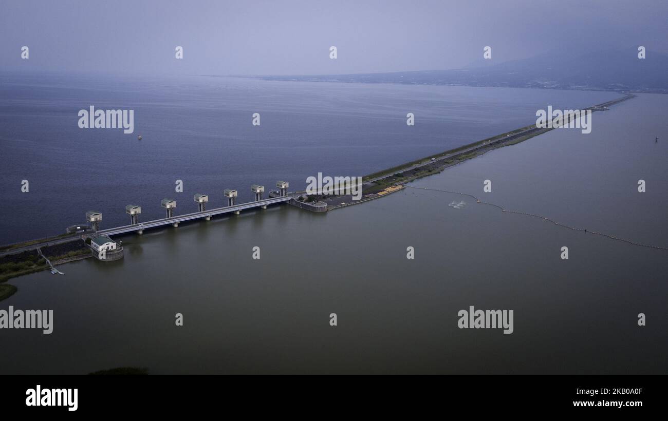 Das am 7. August 2018 aufgenommene Foto zeigt eine Schleusentore (Vorderseite) des Deiches Isahaya Bay in Nagasaki, Japan. Ein weites Gezeitengebiet verschwand, nachdem die Regierung 1997 eine Mauer aus Schleusen in der Bucht im westlichen Teil der Ariake-See für ein Landgewinnungsprojekt geschlossen hatte. Seitdem wurde eine Reihe von Klagen über das Projekt eingereicht, nicht nur von Fischern, sondern auch von Landwirten, die das zurückgewonnenen Land nutzen. Die Regierung wurde angewiesen, einige der Schleusen für eine Umweltverträglichkeitsprüfung zu öffnen, aber sie hat sich nicht daran gehalten. (Foto von Richard Atrero de Guzman/NurPhoto) Stockfoto