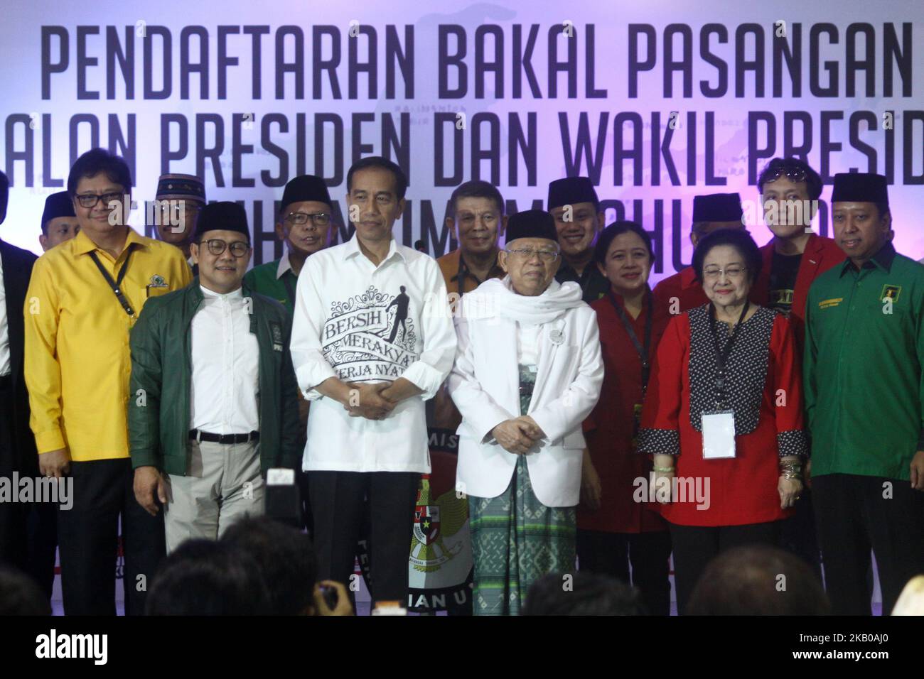 Der Amtsinhaber des indonesischen Präsidenten, Joko Widodo (links), und sein von den Führern der abtwilligen Parteien begleiter stellvertretender Kandidat Ma'ruf Amin (rechts) hielten am 10. August 2018 eine Pressekonferenz ab, nachdem Präsidentschaftskandidaten und Vizepräsidenten im Büro der Wahlkommission in Jakarta, Indonesien, registriert wurden. Jokowi kehrte als Kandidat für den indonesischen Präsidenten für den Zeitraum 2019-2024 zurück. (Foto von Aditya Irawan/NurPhoto) Stockfoto