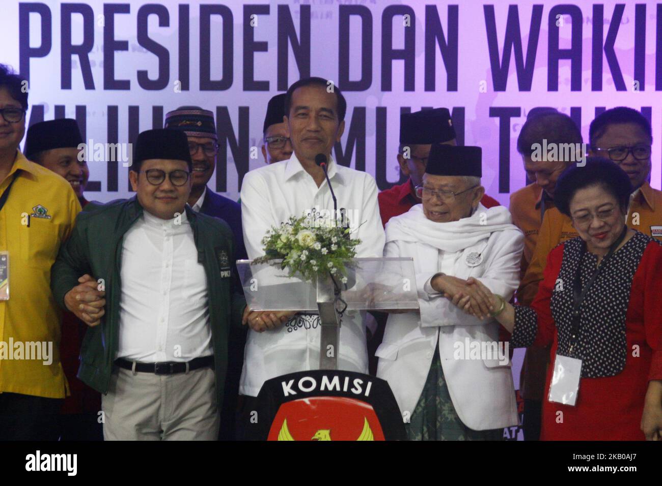 Der Amtsinhaber des indonesischen Präsidenten, Joko Widodo (links), und sein von den Führern der abtwilligen Parteien begleiter stellvertretender Kandidat Ma'ruf Amin (rechts) hielten am 10. August 2018 eine Pressekonferenz ab, nachdem Präsidentschaftskandidaten und Vizepräsidenten im Büro der Wahlkommission in Jakarta, Indonesien, registriert wurden. Jokowi kehrte als Kandidat für den indonesischen Präsidenten für den Zeitraum 2019-2024 zurück. (Foto von Aditya Irawan/NurPhoto) Stockfoto