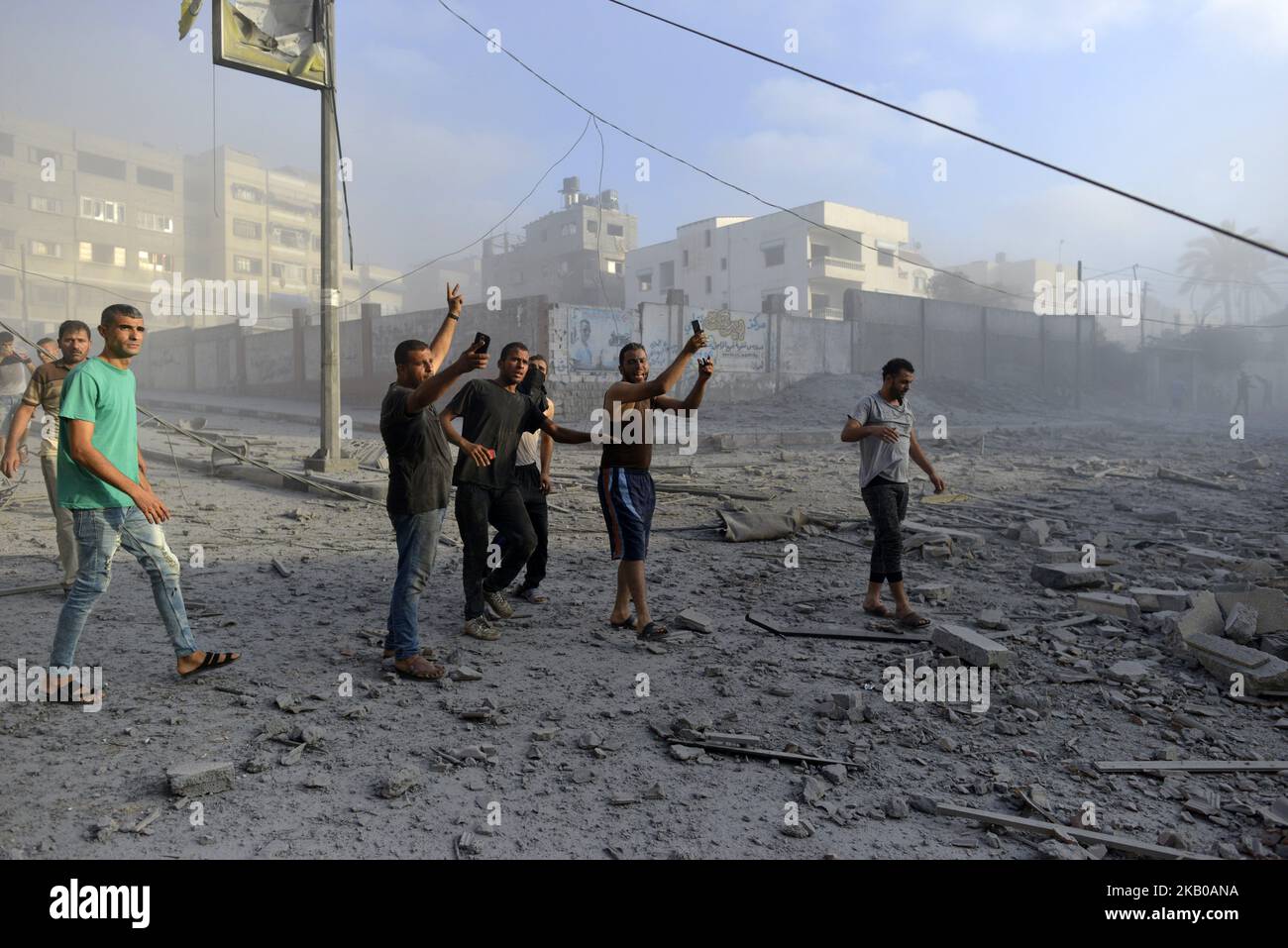 Palästinenser versammeln sich um ein Gebäude, nachdem es von einem israelischen Flugzeug bombardiert wurde, in Gaza-Stadt am 9. August 2018. (Foto von Majdi Fathi/NurPhoto) Stockfoto